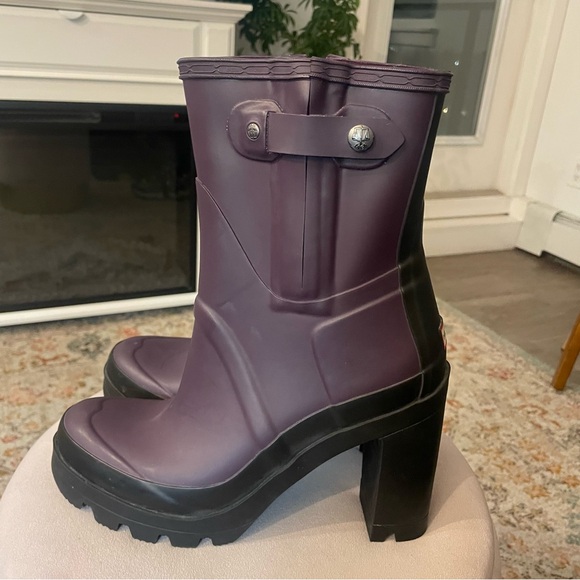 NWOT Hunter Heeled Chelsea Rain Ankle Boots in Black and Purple - Picture 2 of 8